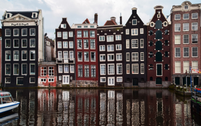 DEMARKETING: AMSTERDAM LANCIA LA CAMPAGNA  ‘STAY AWAY’
